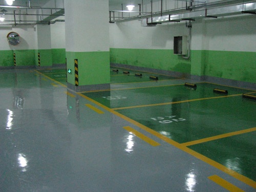 環(huán)氧地坪為什么遇到水很滑？如何解決環(huán)氧地坪遇水易滑的問題？